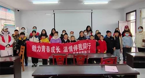 管理学院分团委长庄村“心手相牵，相伴成长”主题活动