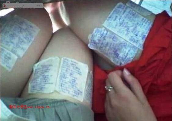 女学生考试时牛逼的作弊方法，实在是佩服佩服