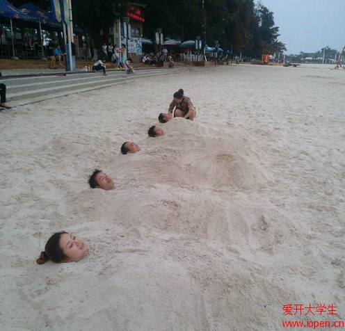 学生们在沙滩上玩这种游戏，未免有些脑残吧