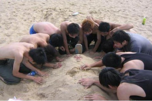 大学生奇葩游戏之沙滩埋人