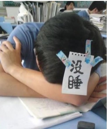 学生在教室里奇葩的睡觉方式