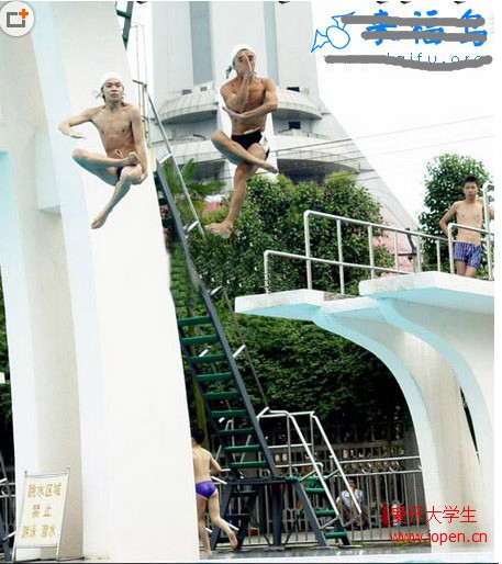 夏日期间大学校园里的奇葩跳水