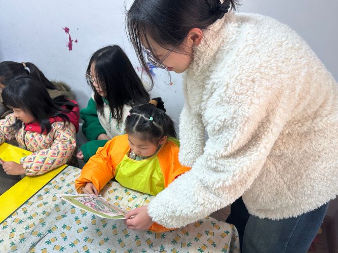 以彩焕童梦，凭艺启童思 —— 南京师范大学泰州学院 “红心研墨” 寒假志愿行纪