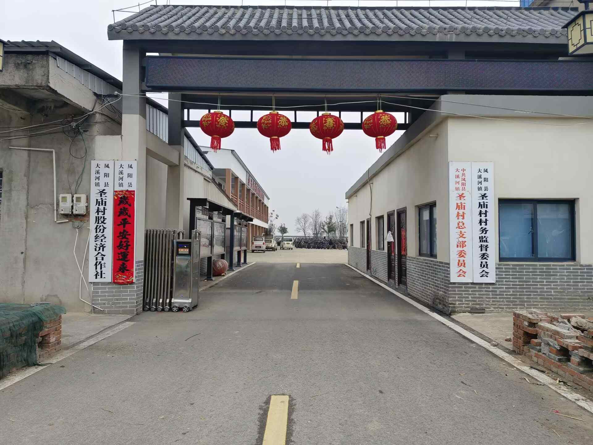 返乡学子力手：打扫圣庙村村委会让街道焕然一新