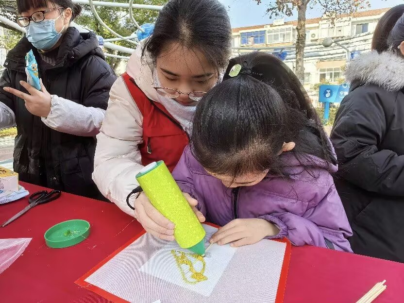 “红心研墨” 润育童梦，志愿教学焕彩社区