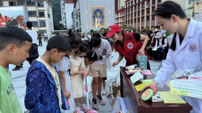 西南医科大学开展三下乡实践活动 文体广场科普展览筑牢高原健康防线