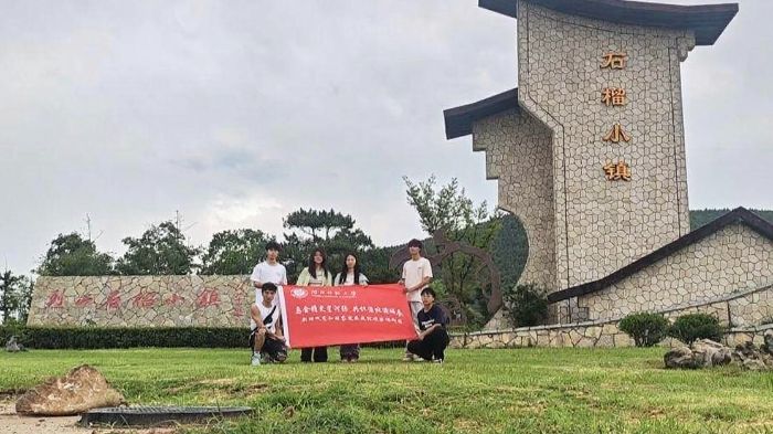"石榴红映青春路：淮师计科学子探寻淮北石榴文化新篇章"