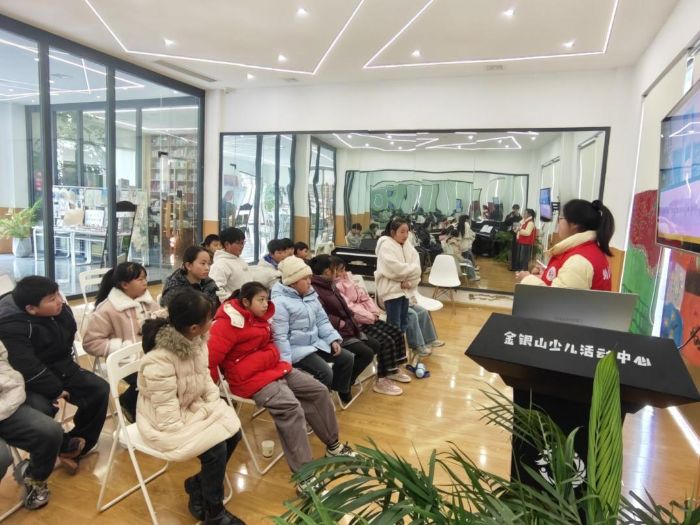 贵州省赫章县易地扶贫安置点金银山社区志愿者 王诗涵