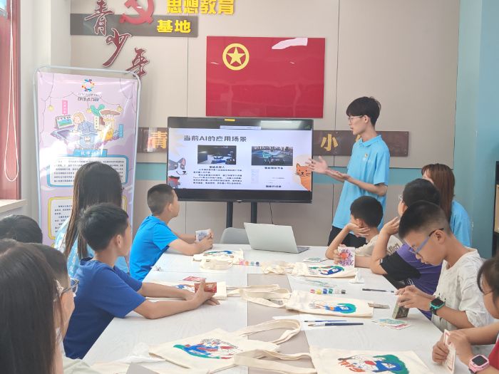 图为实践队员进行科普工作 邱蕊通讯员摄
