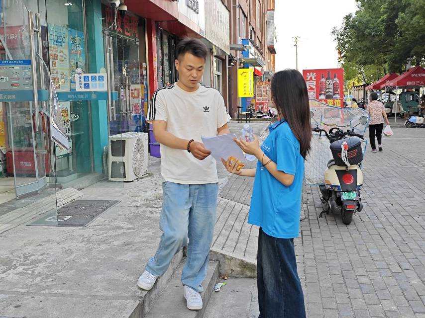 调研团于汤卞山村委会展开调研