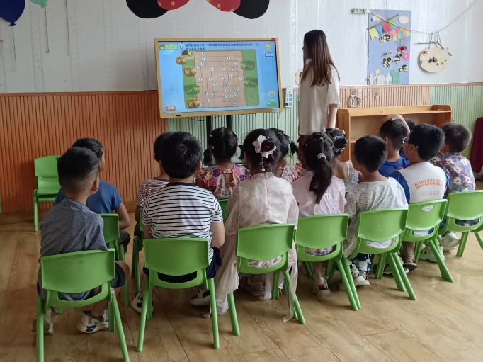 童梦同趣，智启暑期：幼儿园里的数学欢乐行