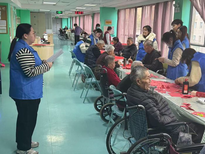 情系腊八护耆老，青春践悟医者心