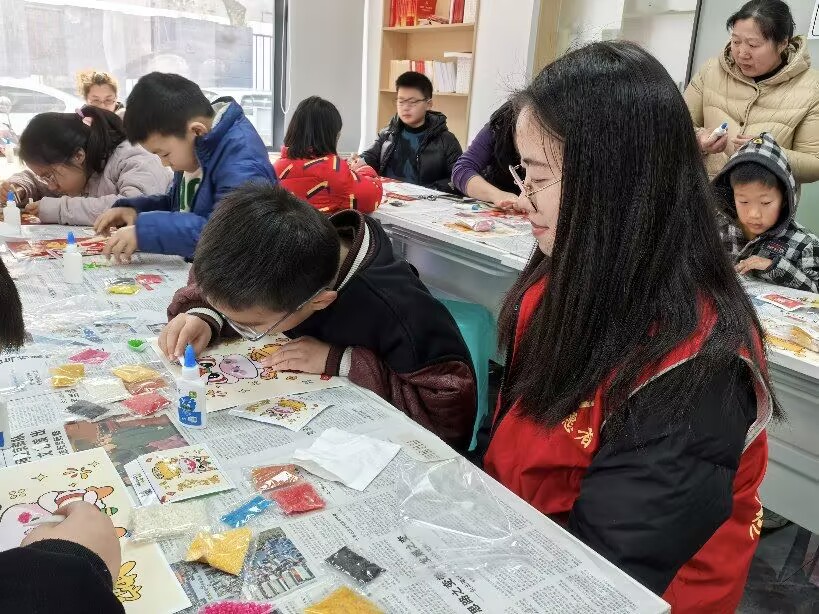 《大学生志愿教学，点亮社区孩子寒假时光》