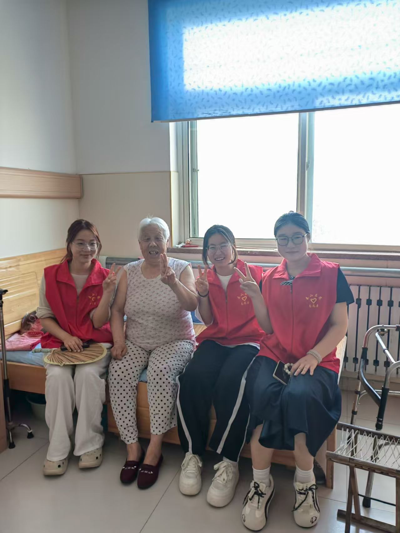 青春伴夕阳：潍坊理工学院学子敬老院传递温暖