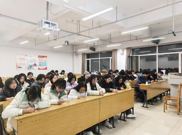 中北大学经济与管理学院25090341班用“学风能量漂流瓶”趣味互动 点燃班级学习新活力