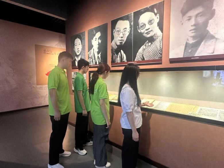 追寻领袖足迹，体悟伟大变革