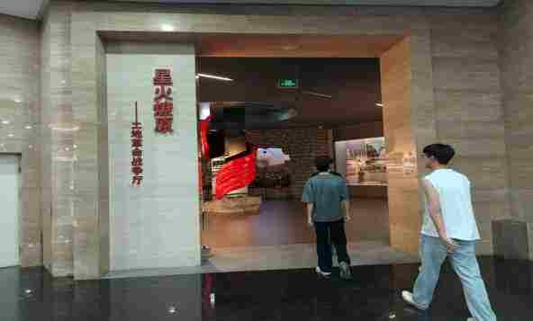 参观英烈纪念馆，学习爱国精神